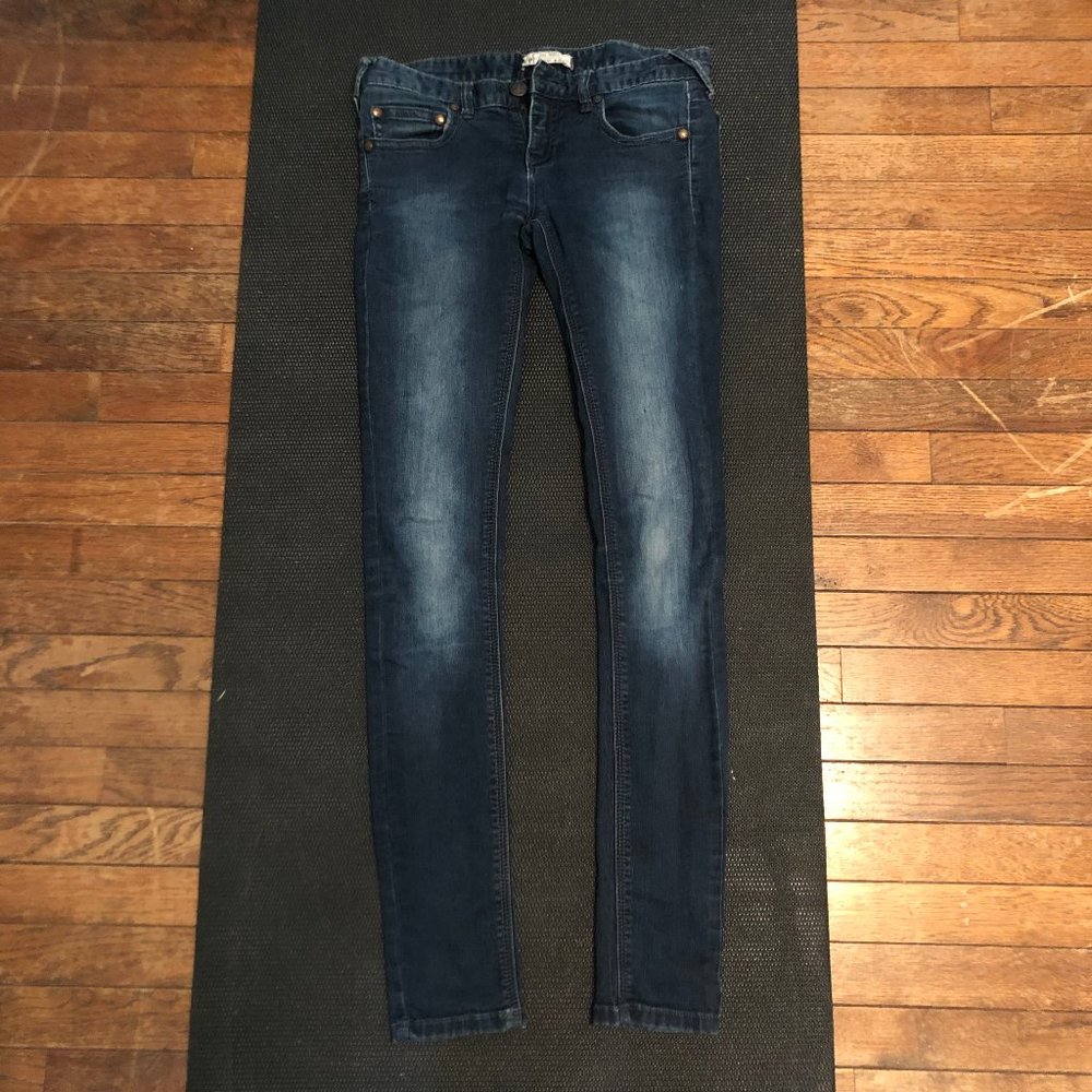 Mid-rise dark wash/washed out skinny jeans